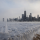 El lago Míchigan congelado frente al skyline de Chicago